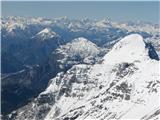 V ospredju Strma Peč, sledi Monte Pisimoni in Monte Amariana, dalež zadaj Antelao in Monte Pelmo